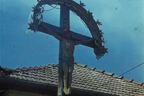 Szakrális kisemlék - díszített, festett feszület, 1980-as évek