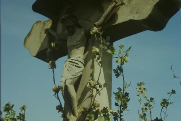 Kőből faragott feszület, 1980-as évek