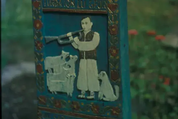 Faragott, színes sírkeresztfa felirat és faragott pásztorábrázolás, 1980-as évek