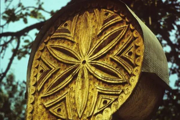 Faragott, motivumokkal díszített fejfa, 1980-as évek