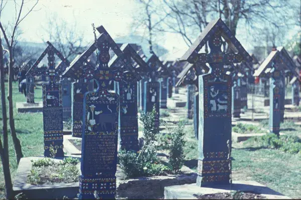Faragott, színes sírkeresztfák a temetőben, 1980-as évek