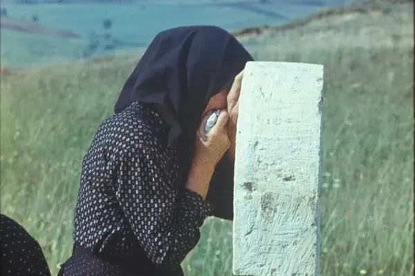 Siratás a sírkőnél, 1980-as évek