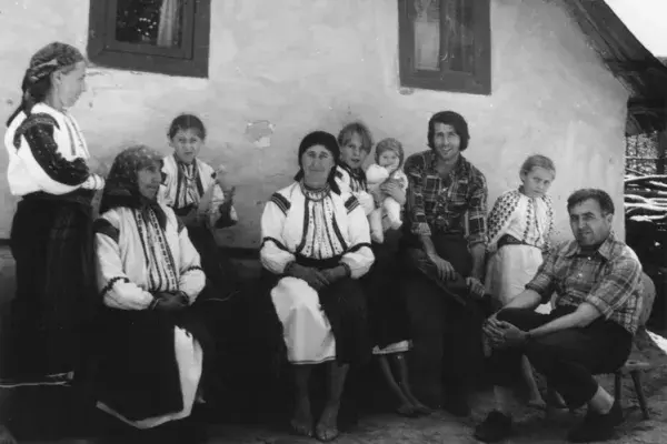 3.) Kallós Zoltán és Korniss Péter a moldvai Bálint Annával és családjával. Lészped, 1973
