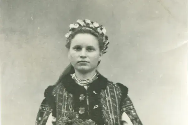1.) Lány viseletben. Moldva, 1950-es évek