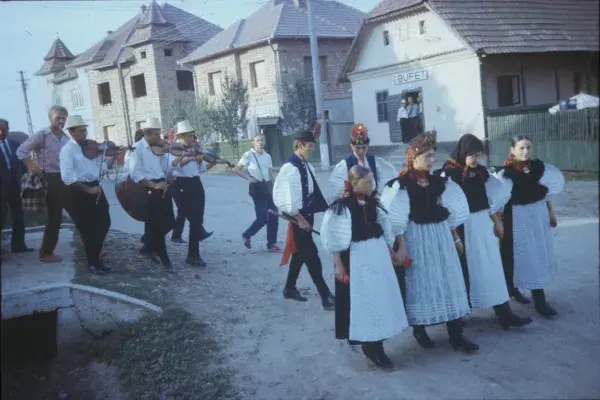 11.) Zenészek és falusiak lakodalmi menete a felszegi utcán. Szék, 1960-70-es évek