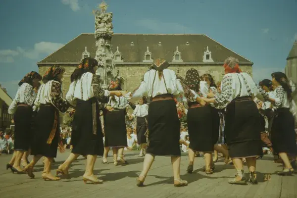 14.) Moldvai táncosok a budapesti Szentháromság téren. Budapest, 1980-as évek