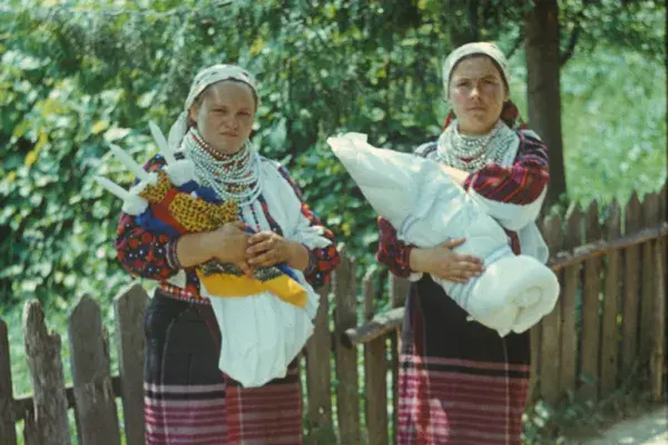 16.) Keresztelőre menet. Moldva, 1980-as évek