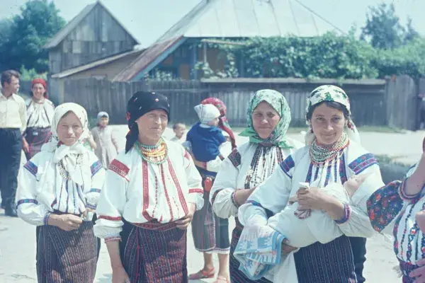 17.) Asszonyok kisgyermekkel. Moldva,1980-as évek