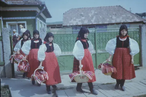 17.) Széki lányok kosárral. Szék, 1960-70-es évek