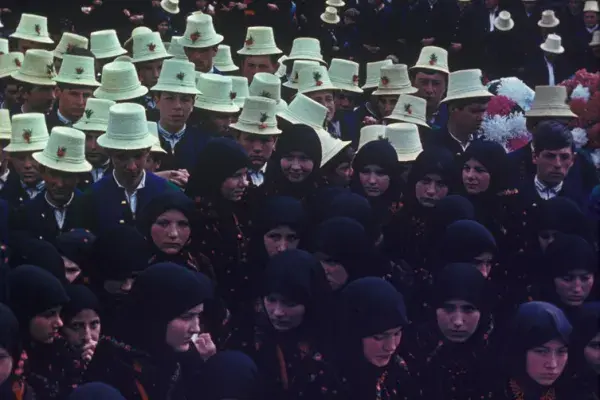 31.) Gyászoló tömeg - fiatalok temetése. Szék, 1970-1980