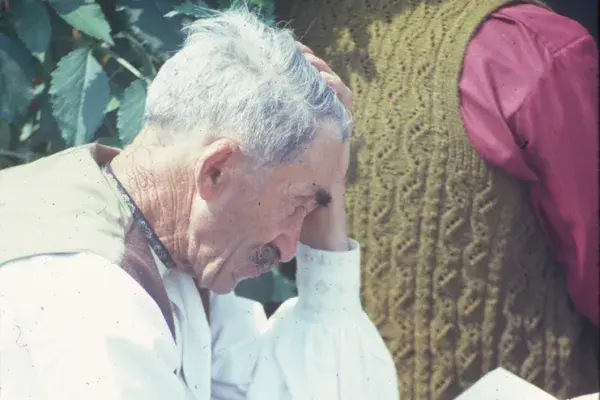 22.) Idős férfi imakönyvvel kezében. Moldva,1980-as évek