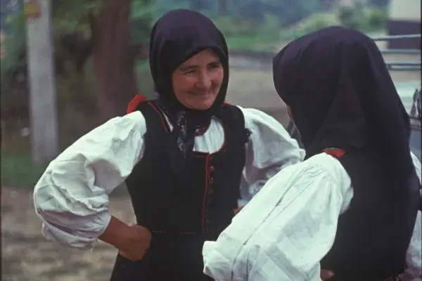 28.) Két idős asszony - Pusztai Jánosné Horváth Kati beszélget egy másik asszonnyal. Szék, 1970-es évek