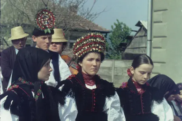 27.) Menyasszony leánybarátaival a felszegi utcán (Soós Zsuzsi, Balog Sári, Víg Mari, Dobos Károly, Juhos Márton). Szék, 1970-es évek