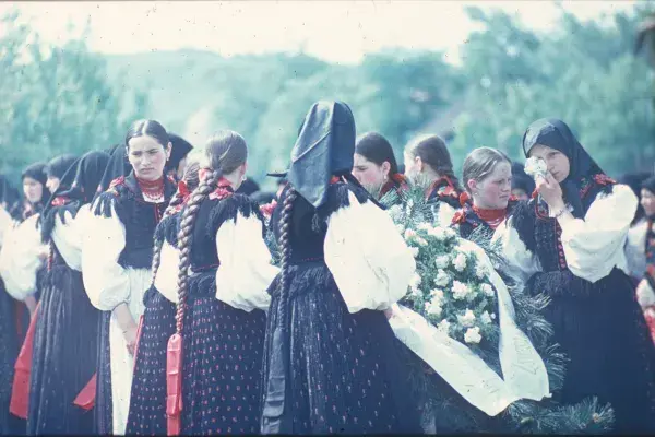 9.) Lányok a halottas menetben, virággal: Szegedi Zsuzsa, Szabó "Dani" Zsuzsa, Zsoldos Kati (Fiatalok temetésén). Szék, 1960-as évek