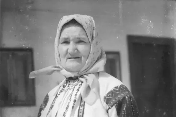 26.) Idős asszony viseletben. Moldva, 1980-as évek