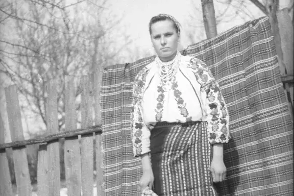 27.) Moldvai csángó nő viseletben. Külsőrekecsin,1980-as évek