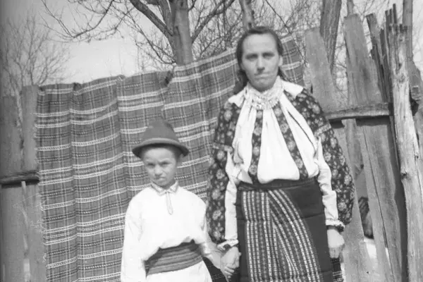 28.) Moldvai csángó nő gyermekével. Külsőrekecsin, 1980-as évek