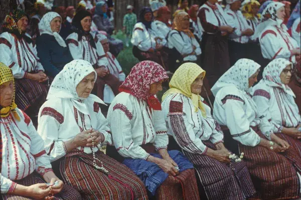34.) Moldvai csángó asszonyok imádkoznak, 1980-as évek