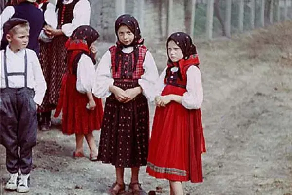 33.) Gyerekek viseletben a felszegi táncházban. Szék, 1970-80-as évek